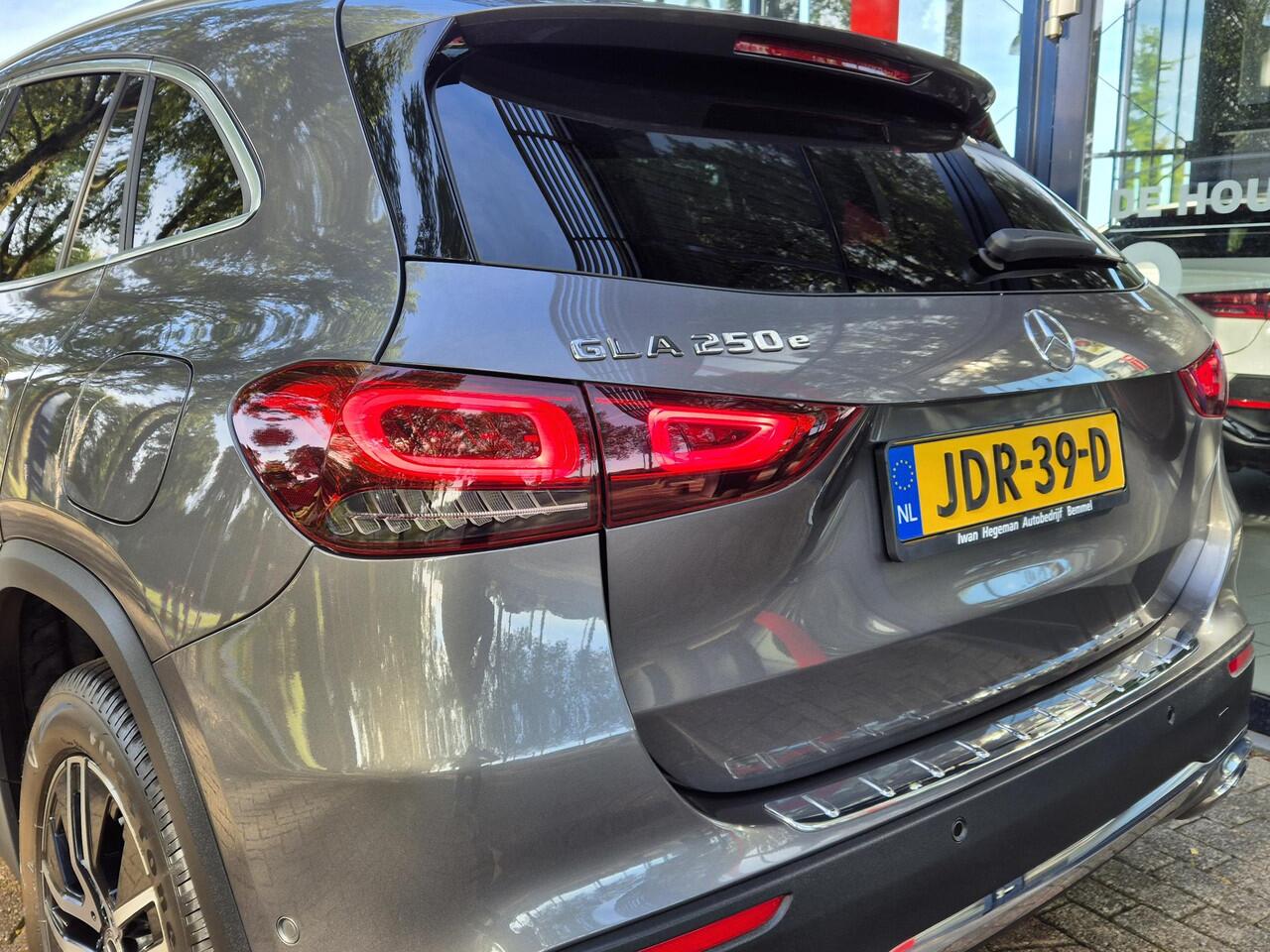 Mercedes-Benz GLA-KLASSE 250 e AUTOMAAT | Panormadak | Climate Control | Navigatie | Parkeercamera | Cruise Control | Stoelverwarming