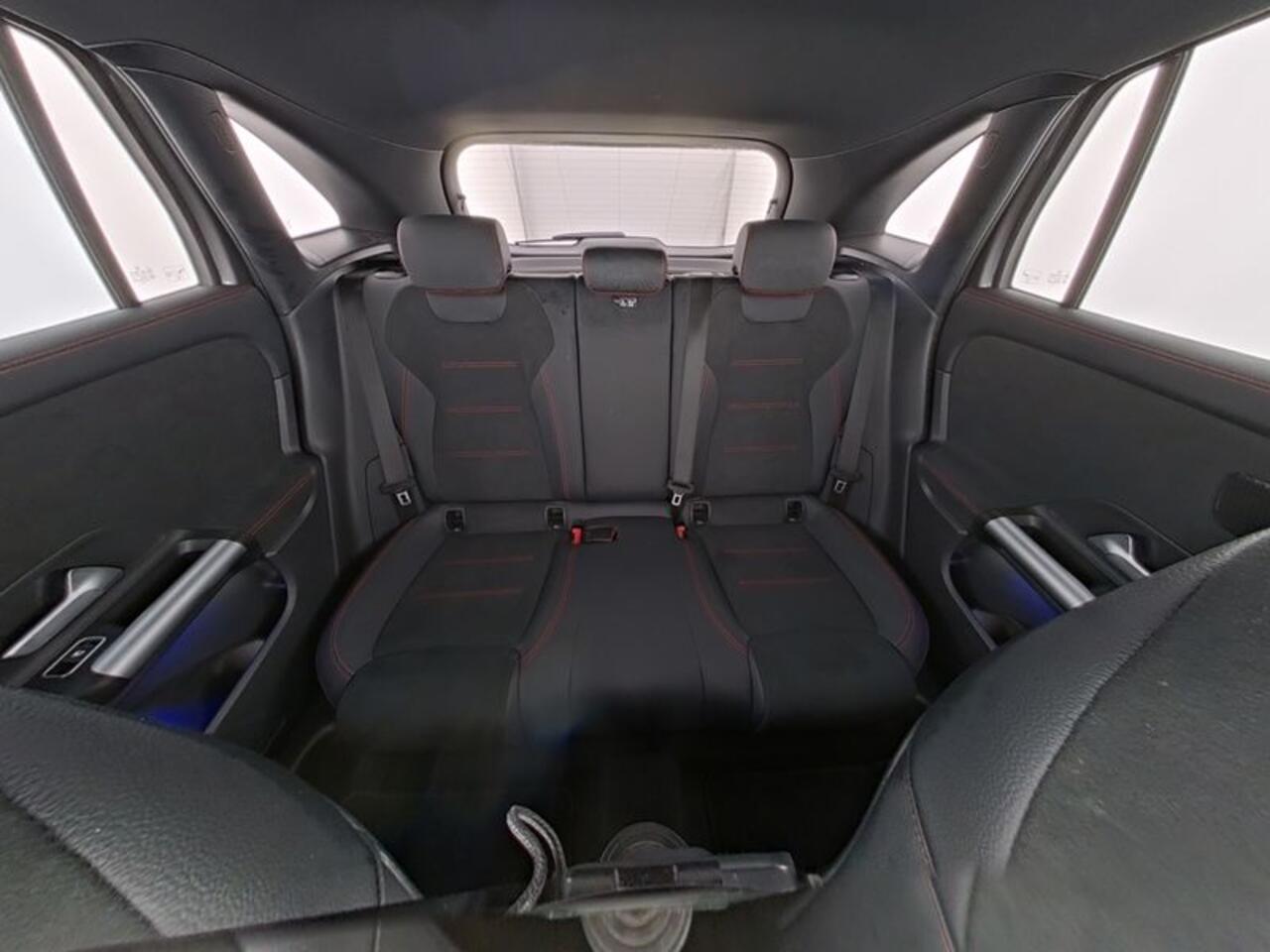 Mercedes-Benz GLA-KLASSE 250 e AMG Plug-In Hybride Trekhaak | AMG Line Premium | Sfeerverlichting | Distronic | MultiBeam Ledkoplampen | Stuur en Stoelverwarming. Inclusief 24 maanden Mercedes-Benz Certified garantie voor Europa.