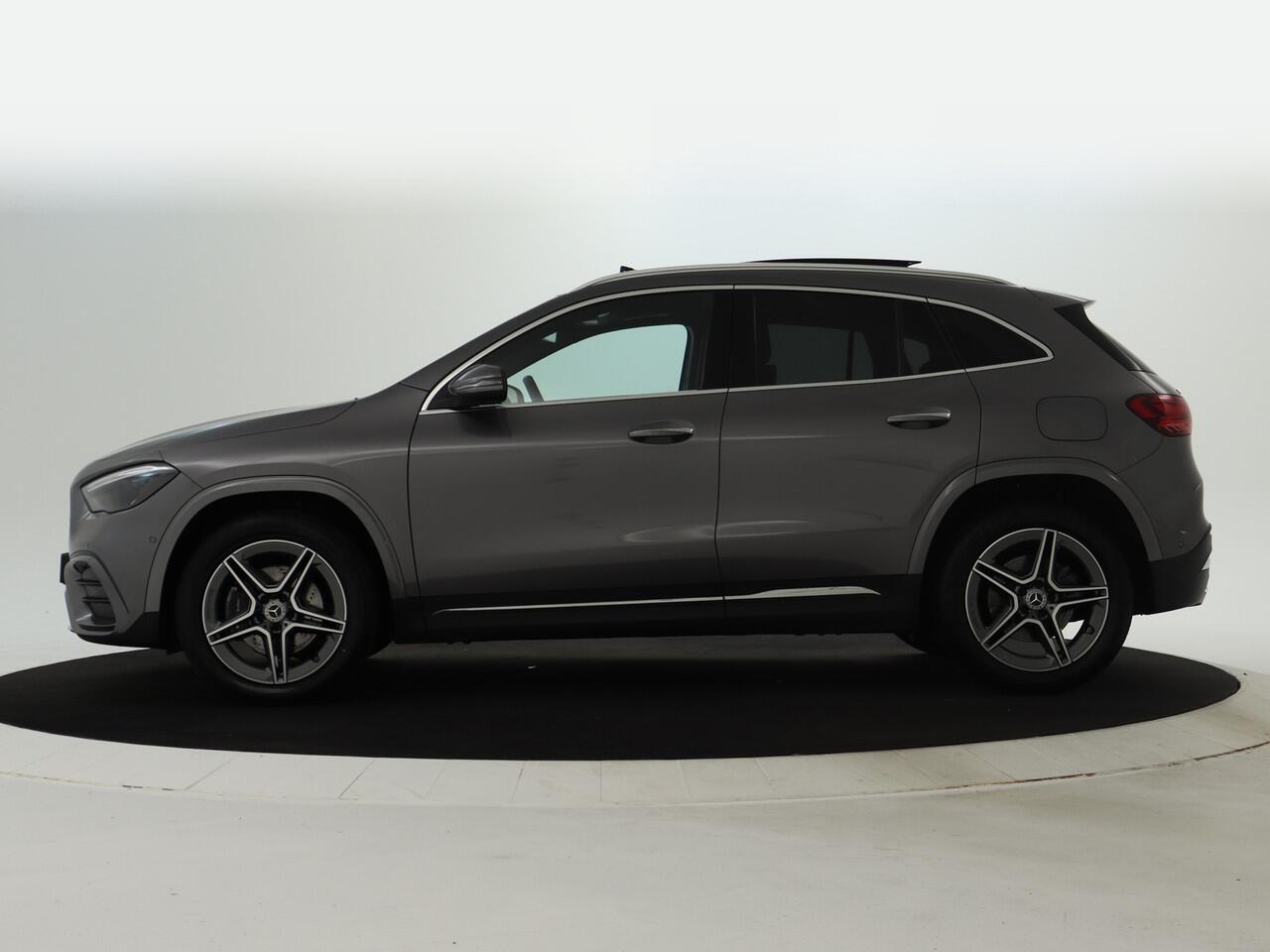 Mercedes-Benz GLA-KLASSE 250 e AMG Line | Panoramadak | Dodehoek Assist | 11 kW Laden | Sfeerverlichting | Stuur en Stoelverwarming | Inclusief 24 maanden Mercedes-Benz Certified garantie voor Europa.