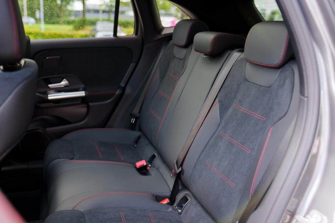 Mercedes-Benz GLA-KLASSE 180 Business Solution AMG | Panoramaschuifdak | Premium Plus | head-up display | Trekhaak