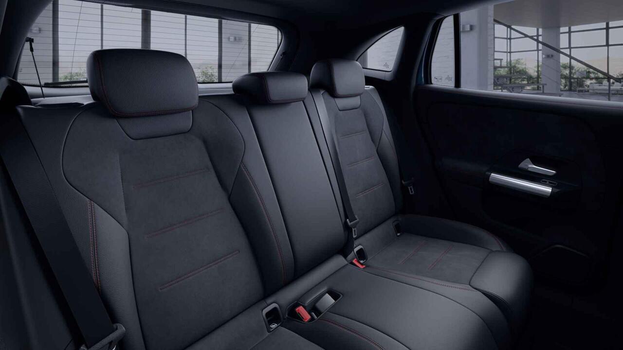 Mercedes-Benz GLA-KLASSE 250 e AMG Line | Night | Panoramadak | Stoelverwarming | Keyless | 19" lichtmetalen velgen | Achteruitrijcamera |