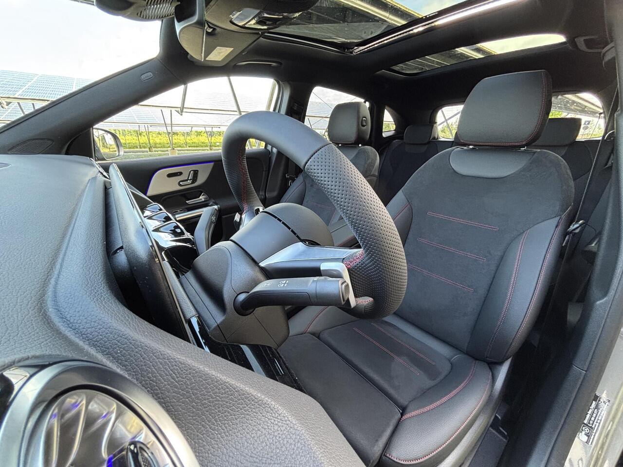 Mercedes-Benz GLA-KLASSE 180 Business Solution AMG | Panoramadak | Memory stoelen | Head-up display | Trekhaak | 360 camera | Sfeerverlichting |