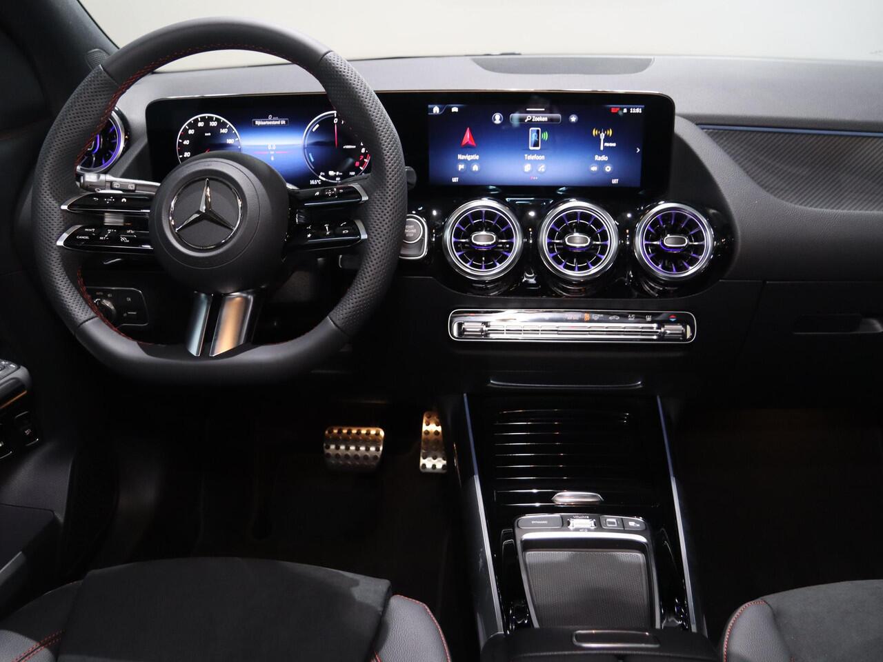 Mercedes-Benz GLA-KLASSE 250 e Business Solution AMG | Nightpakket | Panoramaschuifdak | Achteruitrijcamera | Stoelverwarming | Sfeerverlichting | LED verlichting |