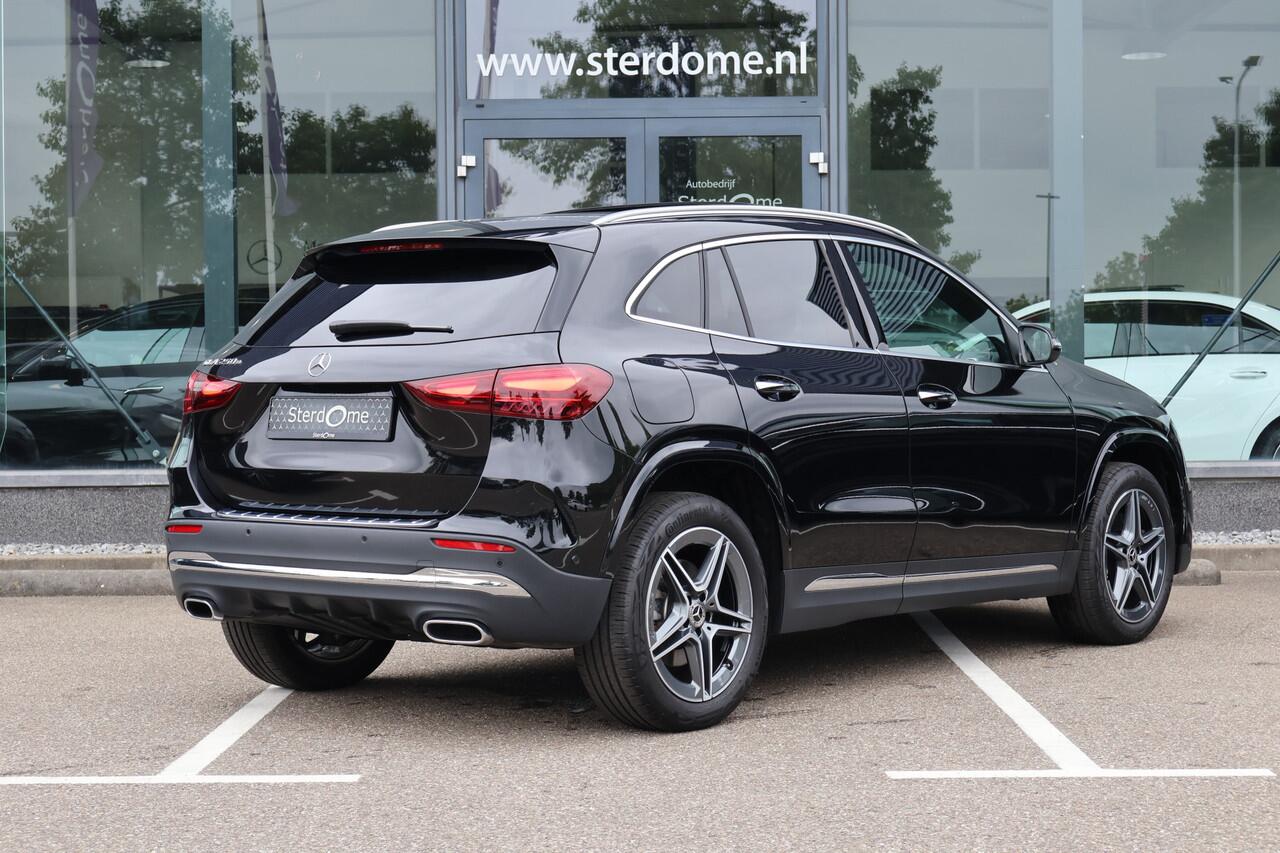 Mercedes-Benz GLA-KLASSE 250 e AMG Line l Facelift l Panoramadak l MBUX l Camera l Dode hoek assistent l Keyless Go l LED Adaptief l Sfeerverlichting l Winterpakket l I Stuur/stoel verwarming I Elektrische kofferklep I Electr. bedienbare achterklep l Stoelverwarming l