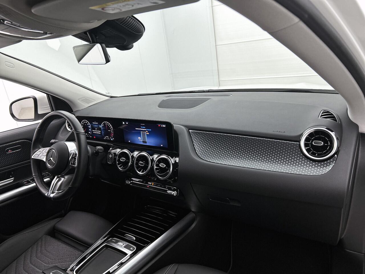 Mercedes-Benz GLA-KLASSE 250 e Plug-In Hybride | Trekhaak | CarPlay | Stoel- en Stuurverwarming | Parkeerpakket met Camera | LED | Inclusief 24 maanden Mercedes-Benz Certified garantie voor Europa.