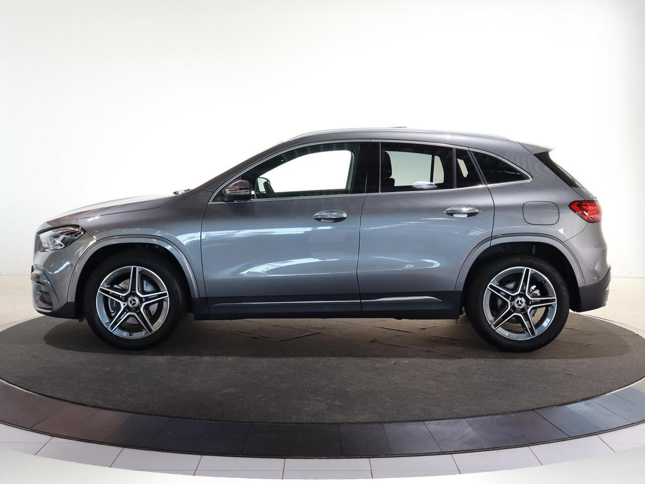 Mercedes-Benz GLA-KLASSE 180 Business Solution AMG | Panoramaschuifdak | Trekhaak | Premium Plus | Head-Up | 360° camera | Dodehoekassistent |