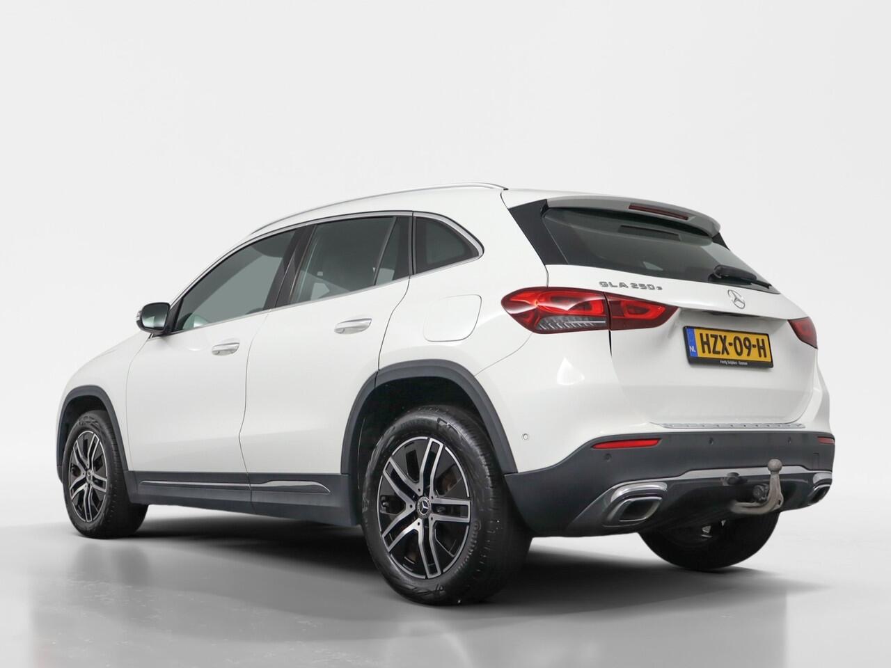 Mercedes-Benz GLA-KLASSE 250 e Business Solution Luxury Limited | Trekhaak | Navi | Xenon/LED | Ambilight - RIJKLAAR