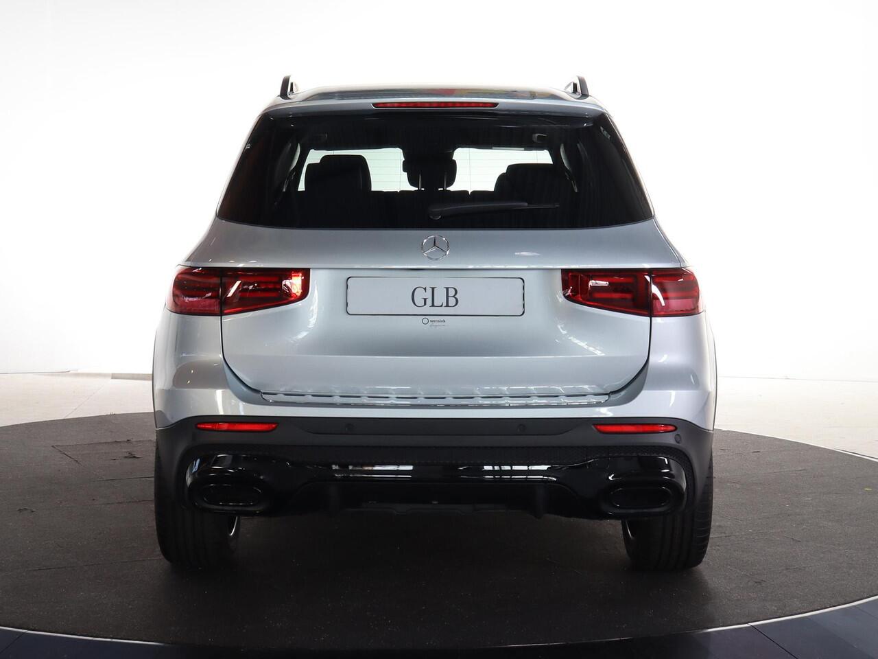 Mercedes-Benz GLB-Klasse 180 Business Solution AMG | AMG Line Plus pakket | Panoramaschuifdak | Winterpakket | Trekhaak | 20" AMG velgen |