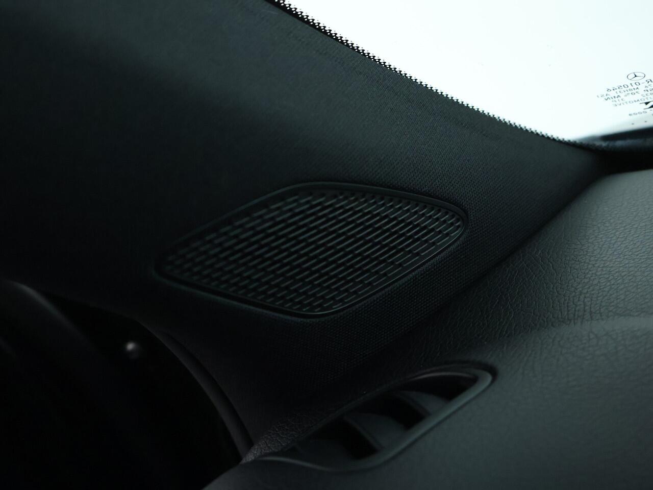 Mercedes-Benz GLB-Klasse 200 Business Solution AMG 7p. | Panoramadak | Memory stoelen | Achteruitrijcamera | Nightpakket | Trekhaak | 7 Persoons. Inclusief 24 maanden MB Certified garantie voor Europa.