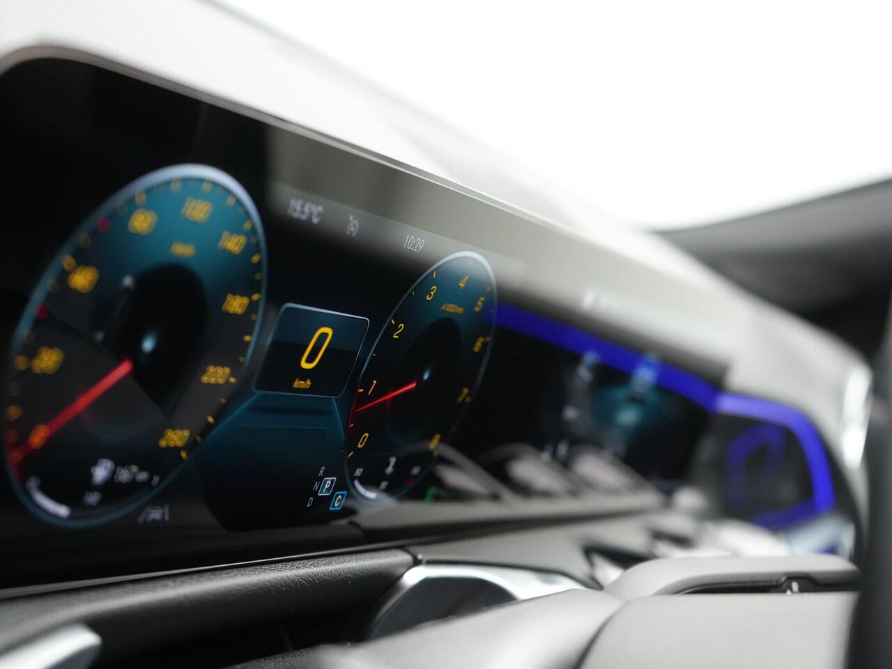 Mercedes-Benz GLB-Klasse 250 AMG Line 225pk | Widescreen Navigatie | Camera | Alcantara Sportstoelen Memory & Verwarmd | Sfeerverlichting | Apple Carplay | Keyless | DAB |