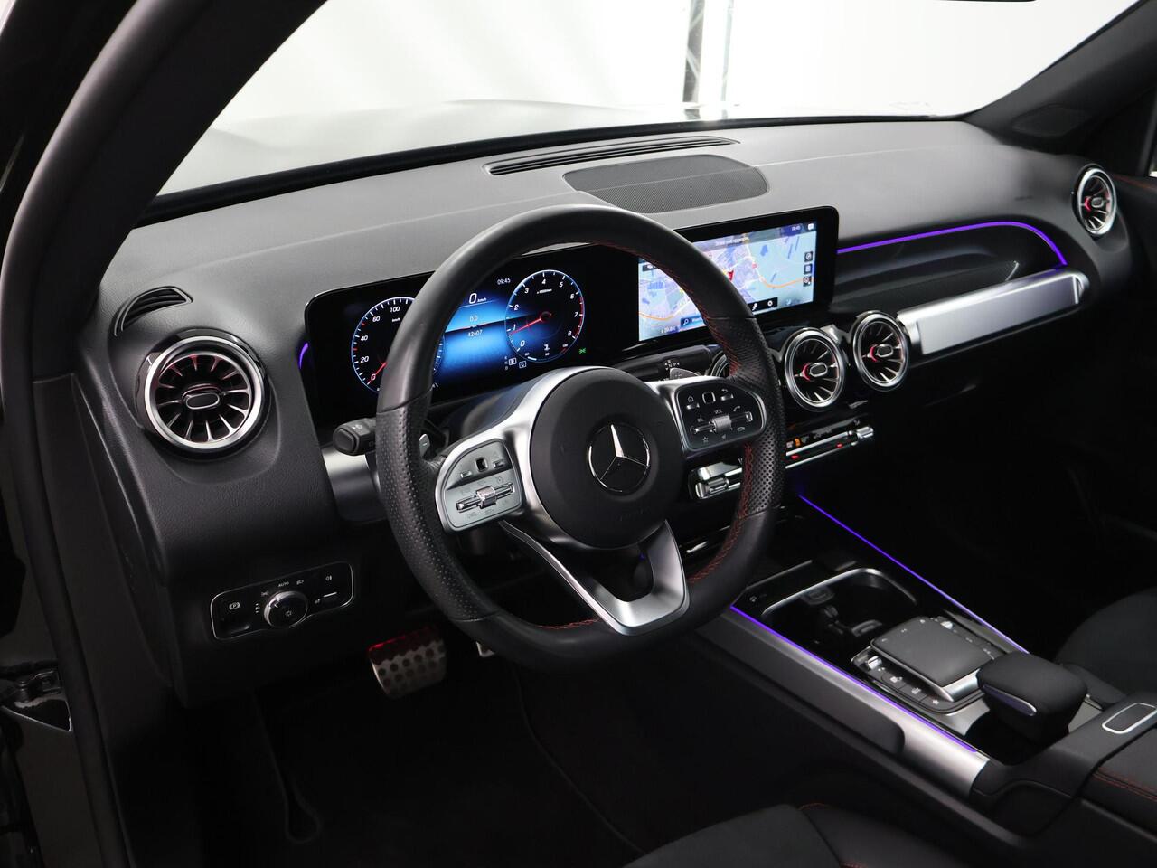 Mercedes-Benz GLB-Klasse 200 Premium Plus | AMG | Multibeam | 19" lichtmetalen velgen | Widescreen | Stoelverwarming |