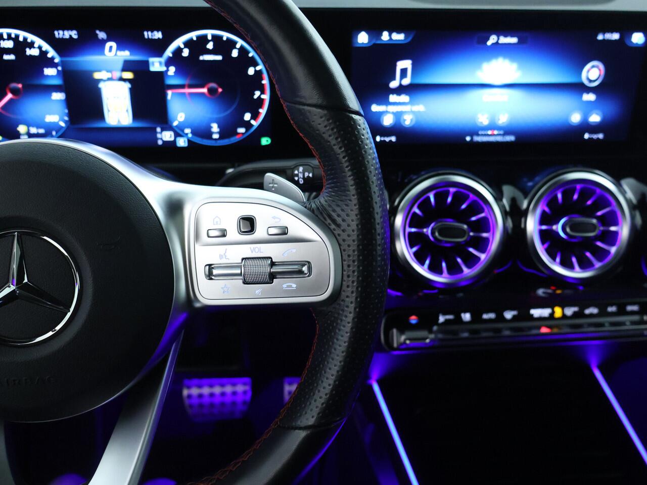 Mercedes-Benz GLB-Klasse 200 Business Solution AMG 7p. | Panoramadak | Memory stoelen | Achteruitrijcamera | Nightpakket | Trekhaak | 7 Persoons. Inclusief 24 maanden MB Certified garantie voor Europa.