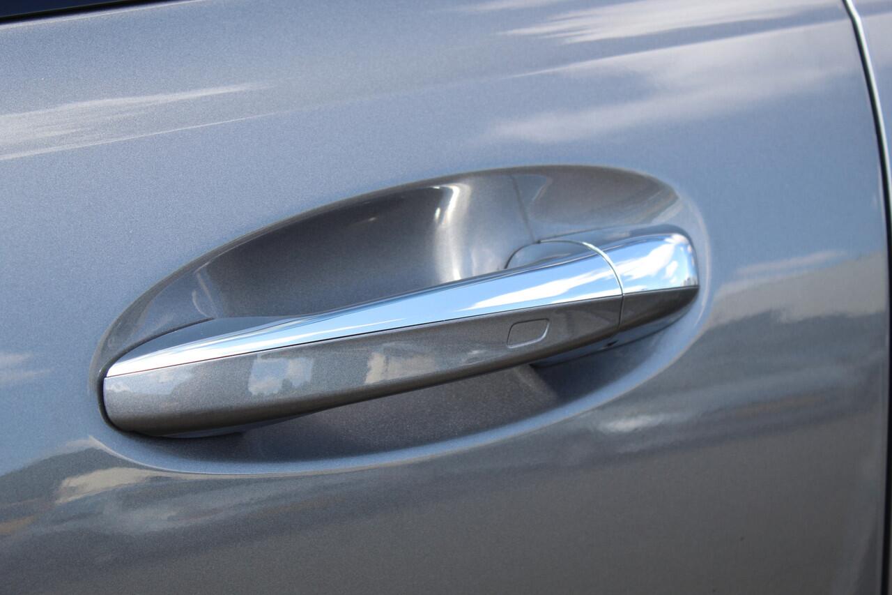 Mercedes-Benz GLB-Klasse AMG 35 4MATIC Premium Plus Panoramadak/Night pakket/Sfeerverlichting/Navigatie/Keyless/Cruise control/Climate control/Elektrisch verstelbare stoelen met memory/Stoelverwarming/Dodehoek detectie/Achteruitrijcamera/Parkeersensoren rondom/Elektrische achterk