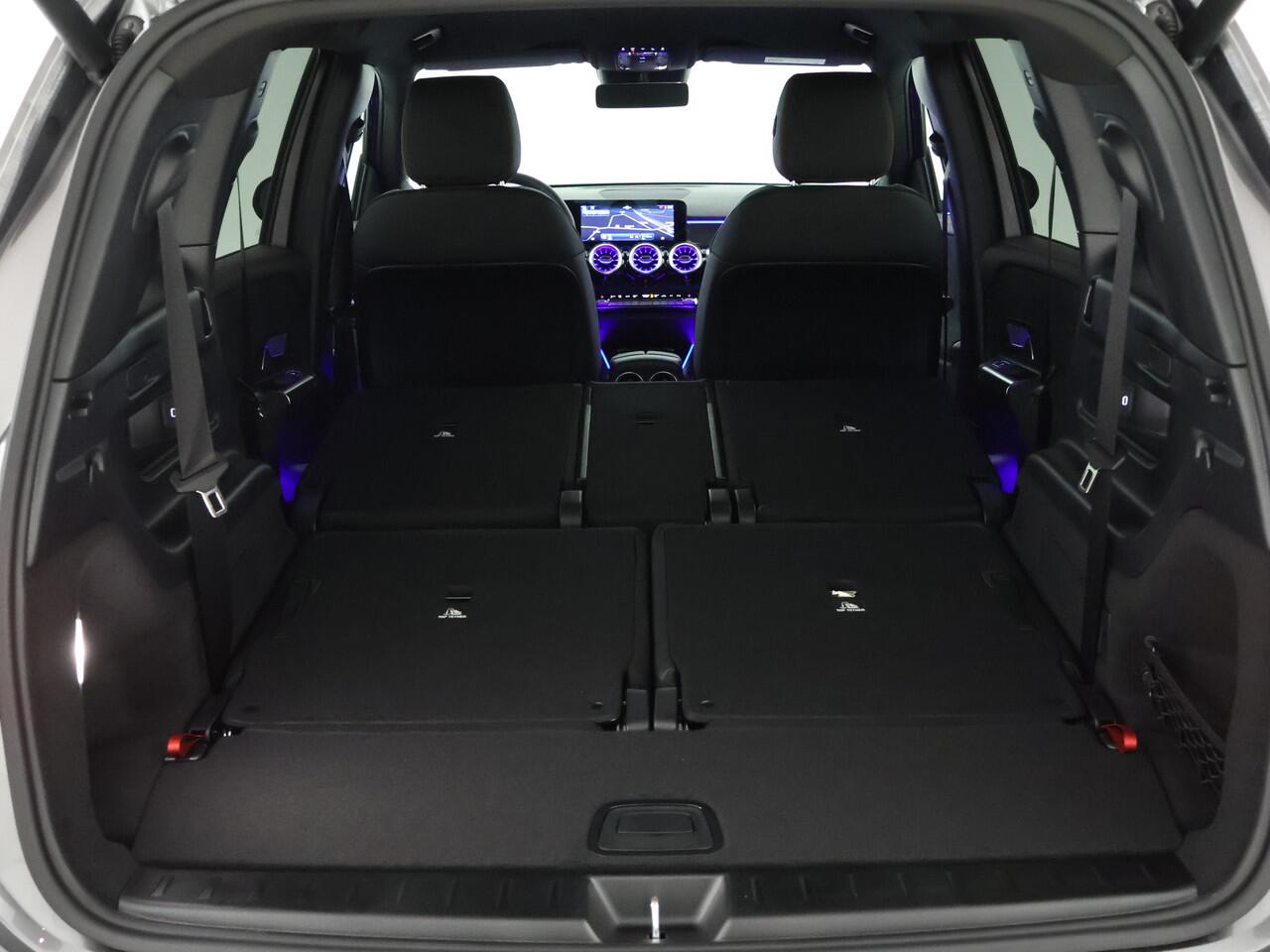 Mercedes-Benz GLB-Klasse 180 AMG 7-persoons | Trekhaak af fabriek | Nightpakket | Keyless-Go comfortpakket | Parkeerpakket met achteruitrijcamera | USB-pakket plus | GUARD 360 ° Vehicle protection Plus | EASY PACK achterklep |