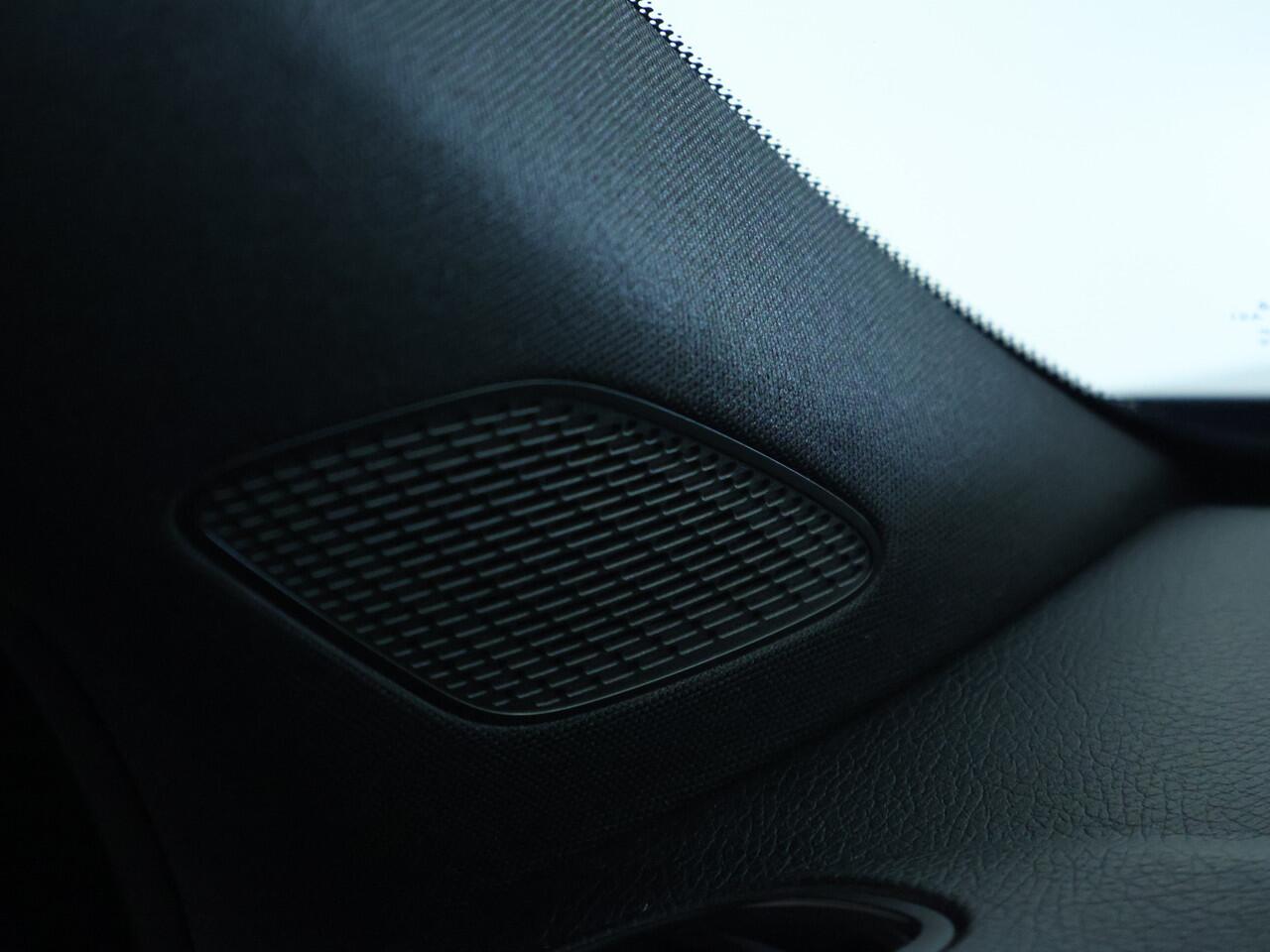 Mercedes-Benz GLB-Klasse 200 AMG Nightpakket 7 Persoons | Trekhaak | Sfeerverlichting | Keyless Go | Stoelverwarming | Parkeerpakket met Camera | Inclusief 24 maanden Mercedes-Benz Certified garantie voor Europa.