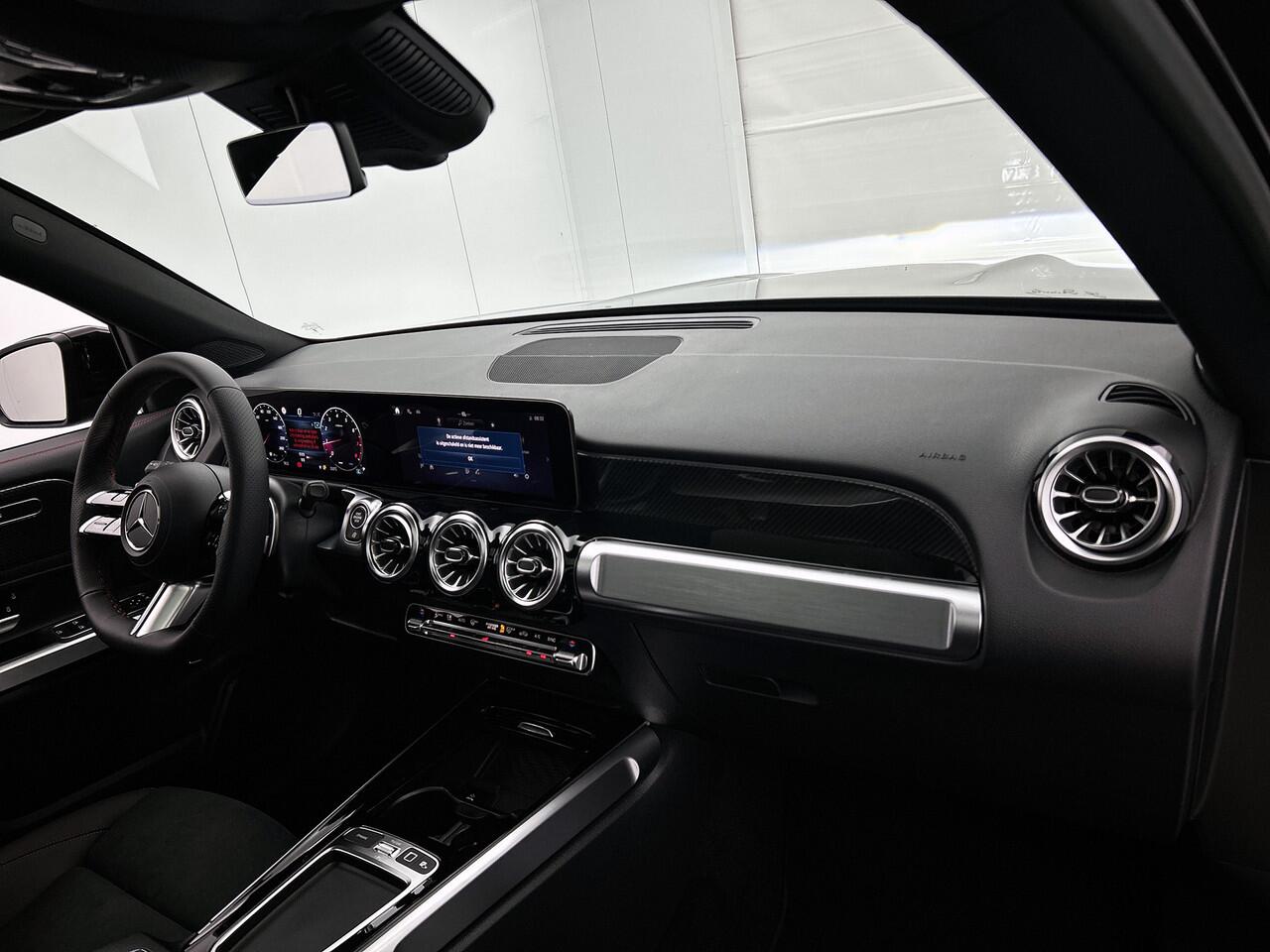 Mercedes-Benz GLB-Klasse 180 Business Solution AMG 7p. | Trekhaak | Derde zitrij voor twee personen | Nightpakket | GUARD 360 ° Vehicle protection Plus | Multibeam LED | Smartphone integratie | Panoramaschuifdak |