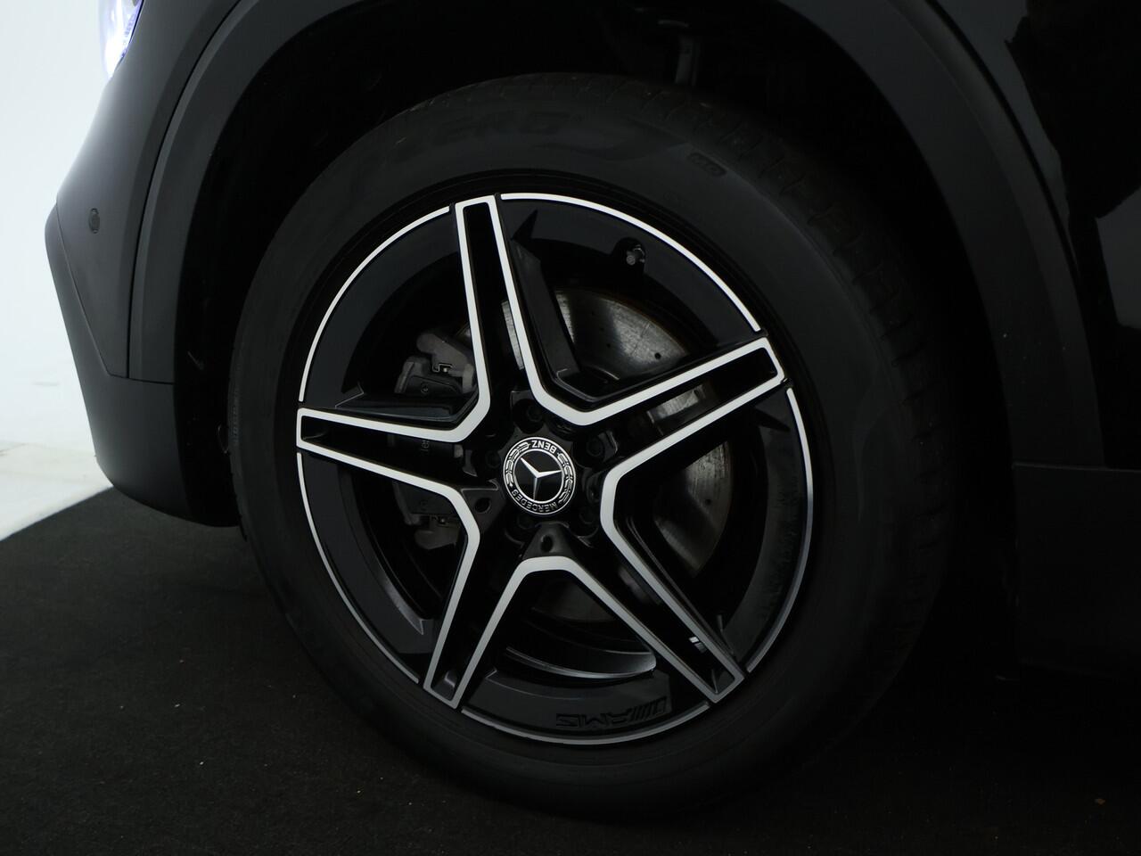 Mercedes-Benz GLB-Klasse 200 AMG Nightpakket 7 Persoons | Trekhaak | Sfeerverlichting | Keyless Go | Stoelverwarming | Parkeerpakket met Camera | Inclusief 24 maanden Mercedes-Benz Certified garantie voor Europa.