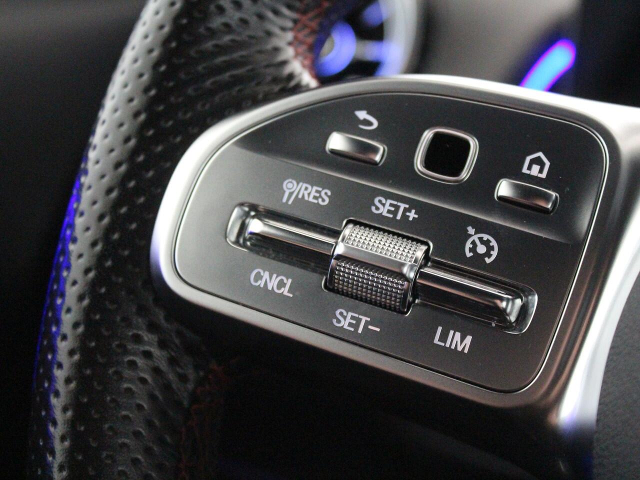 Mercedes-Benz GLB-Klasse 180 Business Solution AMG | Trekhaak | Sportstoelen | Stoelverwarming | Navi |*