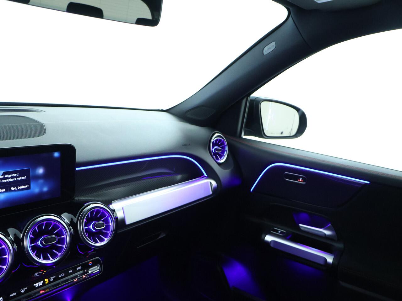 Mercedes-Benz GLB-Klasse 200 AMG Nightpakket 7 Persoons | Trekhaak | Sfeerverlichting | Keyless Go | Stoelverwarming | Parkeerpakket met Camera | Inclusief 24 maanden Mercedes-Benz Certified garantie voor Europa.