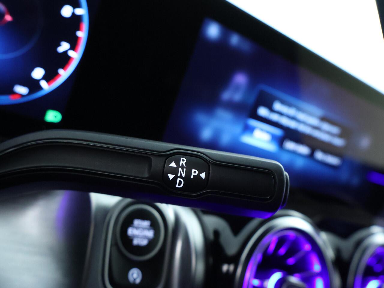 Mercedes-Benz GLB-Klasse 200 AMG Nightpakket 7 Persoons | Trekhaak | Sfeerverlichting | Keyless Go | Stoelverwarming | Parkeerpakket met Camera | Inclusief 24 maanden Mercedes-Benz Certified garantie voor Europa.