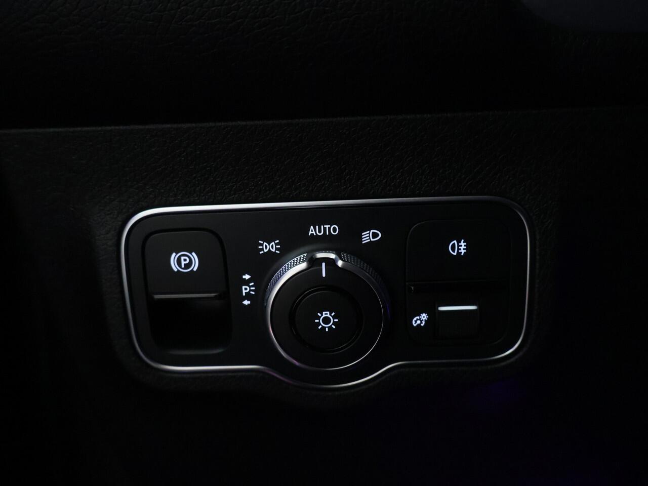 Mercedes-Benz GLB-Klasse 200 Business Solution AMG 7p. | Panoramadak | Memory stoelen | Achteruitrijcamera | Nightpakket | Trekhaak | 7 Persoons. Inclusief 24 maanden MB Certified garantie voor Europa.