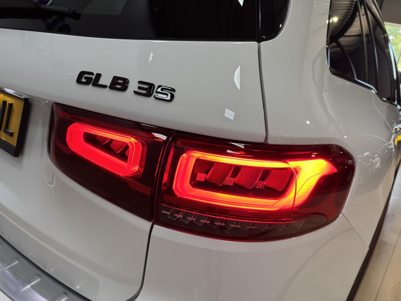 Mercedes-Benz GLB-Klasse AMG 35 4MATIC Premium Plus Airco ECC | Panorama | Memory | Trekhaak | Head Up | Sfeer | Burmester | Virtual | Adaptive Cruise | Isofix