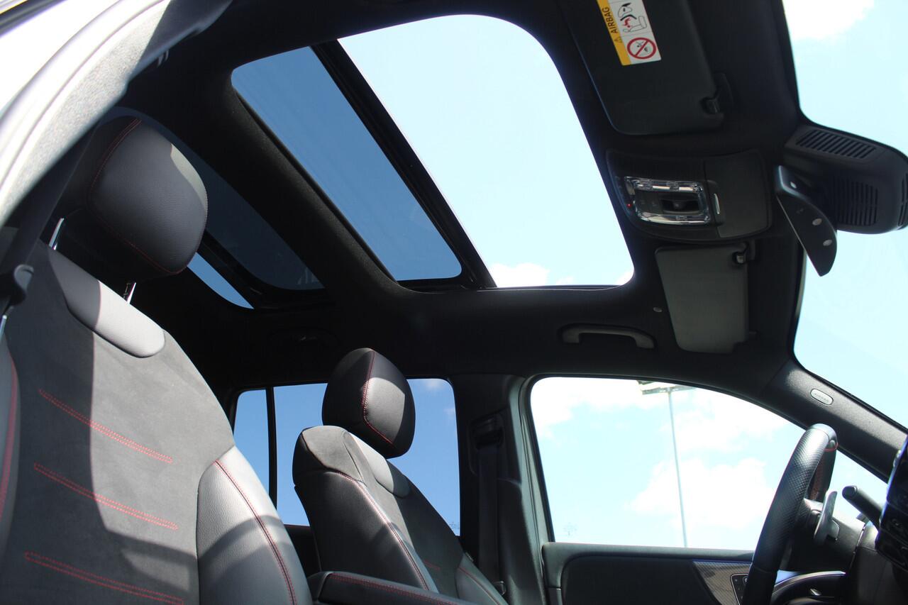 Mercedes-Benz GLB-Klasse AMG 35 4MATIC Premium Plus Panoramadak/Night pakket/Sfeerverlichting/Navigatie/Keyless/Cruise control/Climate control/Elektrisch verstelbare stoelen met memory/Stoelverwarming/Dodehoek detectie/Achteruitrijcamera/Parkeersensoren rondom/Elektrische achterk