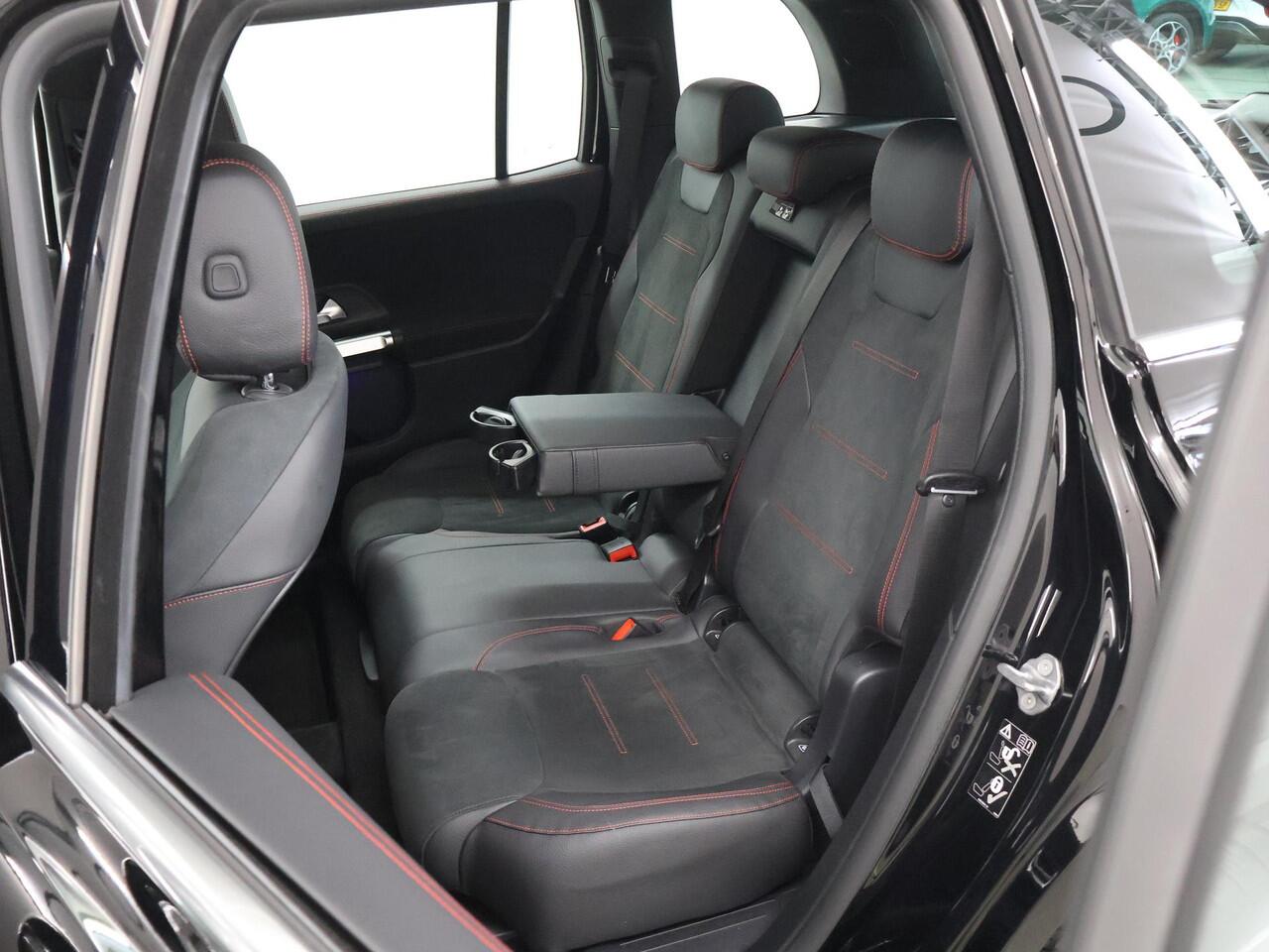 Mercedes-Benz GLB-Klasse 200 Premium Plus | AMG | Multibeam | 19" lichtmetalen velgen | Widescreen | Stoelverwarming |