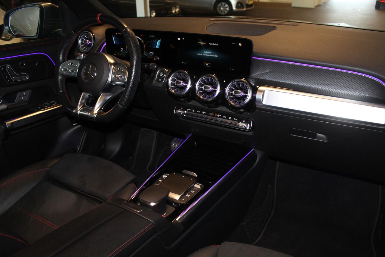 Mercedes-Benz GLB-Klasse AMG 35 4MATIC Premium Plus Panoramadak/Night pakket/Sfeerverlichting/Navigatie/Keyless/Cruise control/Climate control/Elektrisch verstelbare stoelen met memory/Stoelverwarming/Dodehoek detectie/Achteruitrijcamera/Parkeersensoren rondom/Elektrische achterk