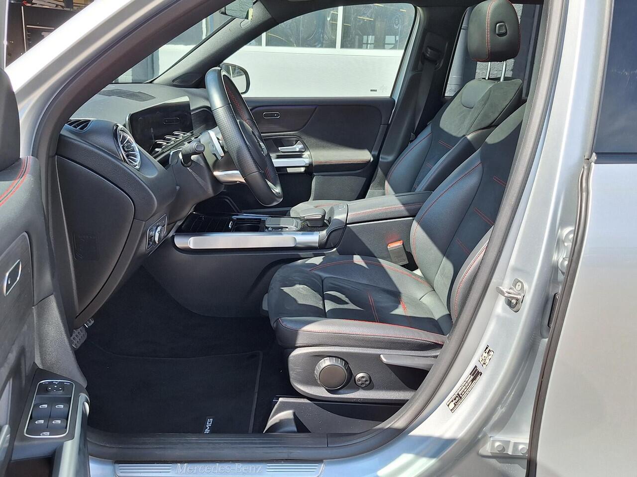 Mercedes-Benz GLB-Klasse 180 AMG Line | Panoramadak | Night Pakket | Onderstel met Adaptief Verstelbare Demping | Alarm | Apple CarPlay | Android Auto | Sfeerverlichting | Stoelverwarming | Achteruitrijcamera