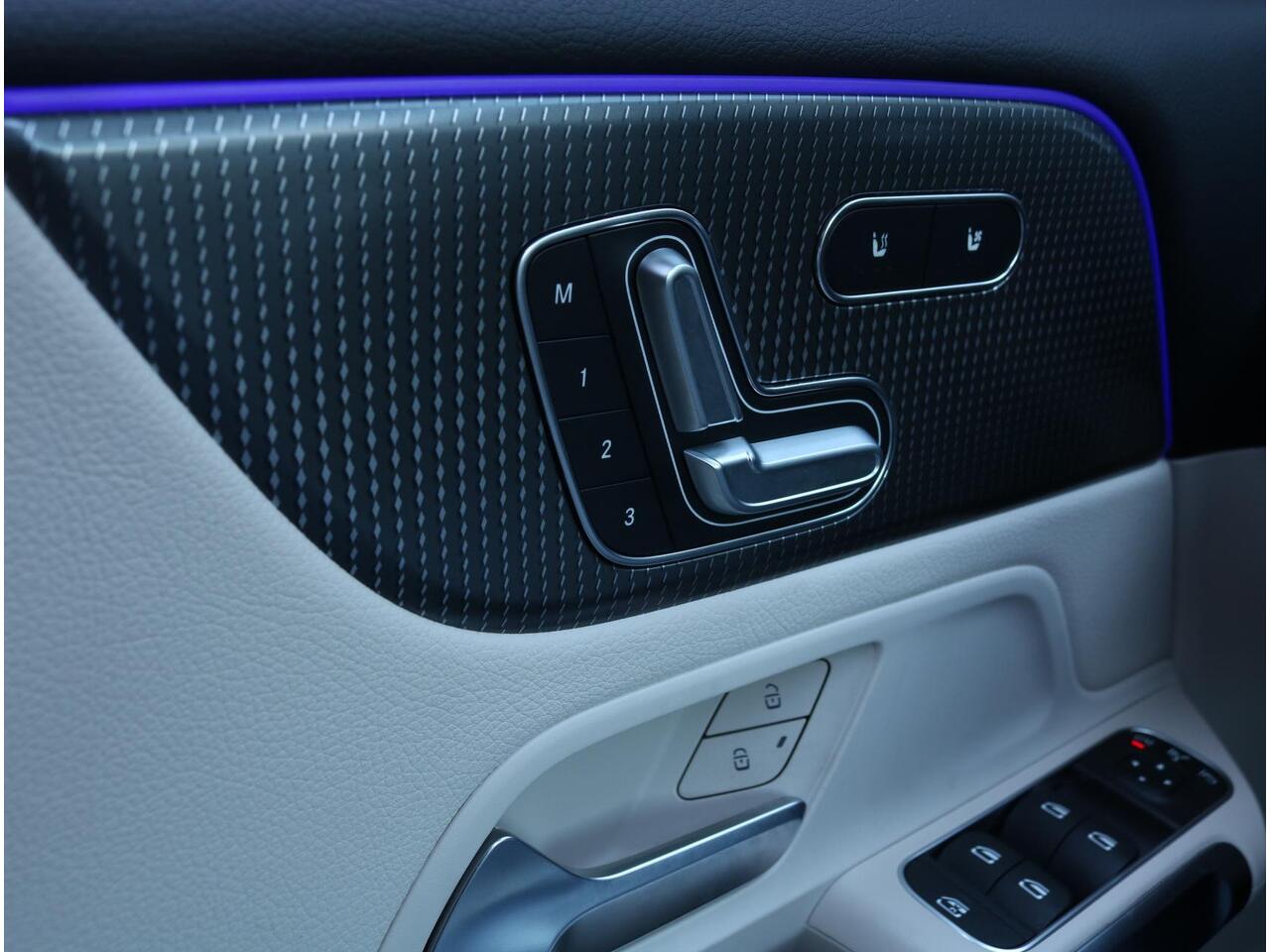 Mercedes-Benz GLB-Klasse 250 4MATIC | Panoramadak | Distronic | Trekhaak Mercedes-Benz GLB 250 4MATIC | Panoramadak | ACC | Trekhaak