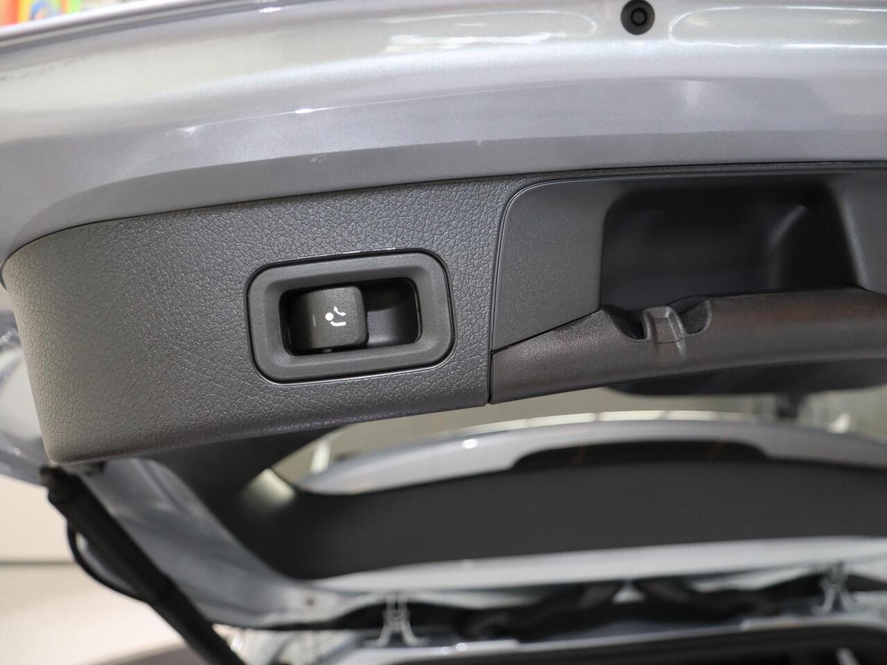 Mercedes-Benz GLB-Klasse 180 Business Solution AMG | AMG Line Plus pakket | Panoramaschuifdak | Winterpakket | Trekhaak | 20" AMG velgen |