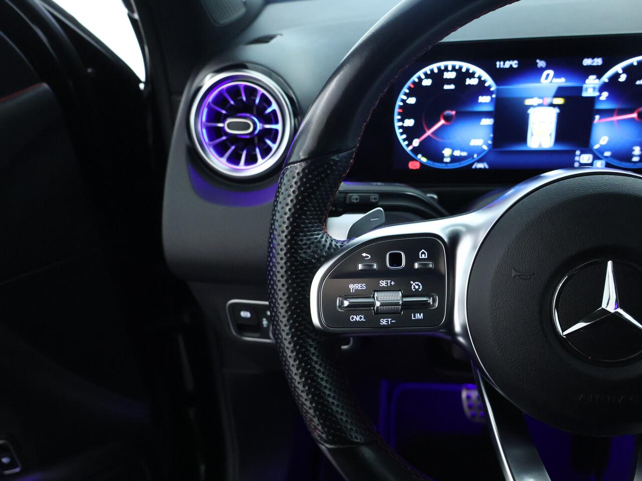 Mercedes-Benz GLB-Klasse 200 AMG Nightpakket 7 Persoons | Trekhaak | Sfeerverlichting | Keyless Go | Stoelverwarming | Parkeerpakket met Camera | Inclusief 24 maanden Mercedes-Benz Certified garantie voor Europa.