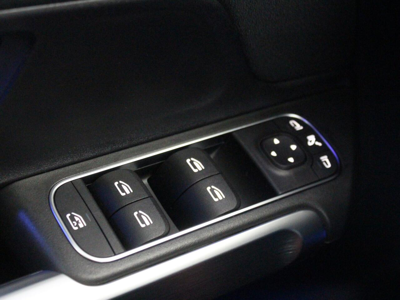 Mercedes-Benz GLB-Klasse 180 Business Solution AMG | Trekhaak | Sportstoelen | Stoelverwarming | Navi |*