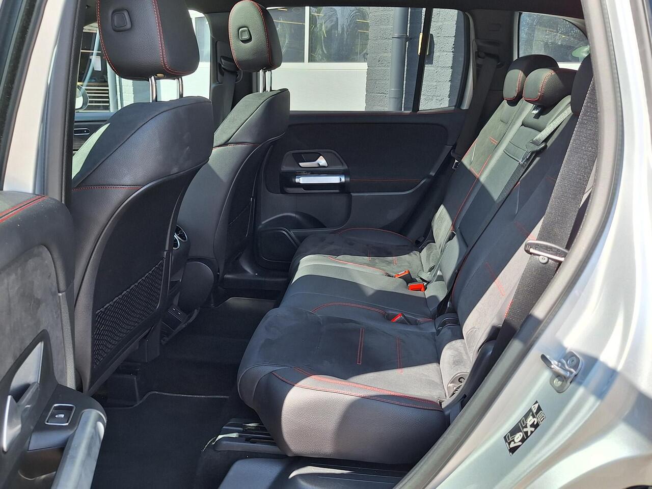 Mercedes-Benz GLB-Klasse 180 AMG Line | Panoramadak | Night Pakket | Onderstel met Adaptief Verstelbare Demping | Alarm | Apple CarPlay | Android Auto | Sfeerverlichting | Stoelverwarming | Achteruitrijcamera