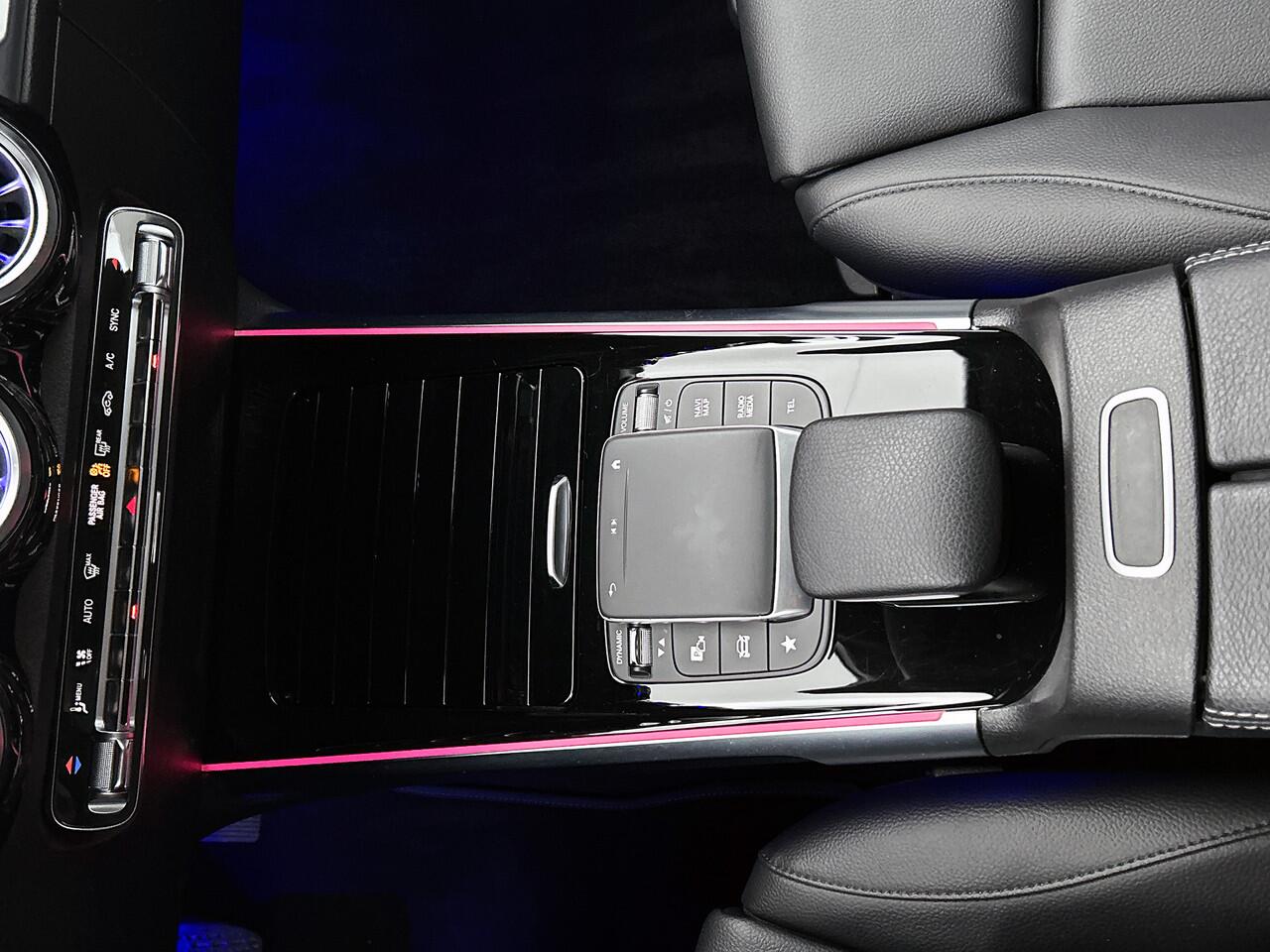 Mercedes-Benz GLB-Klasse 200 Business Solution Luxury | Trekhaak | Achteruitrijcamera | DAB | Elektrische achterklep | Sfeerverlichting | Inclusief 24 maanden MB Certified garantie voor Europa.