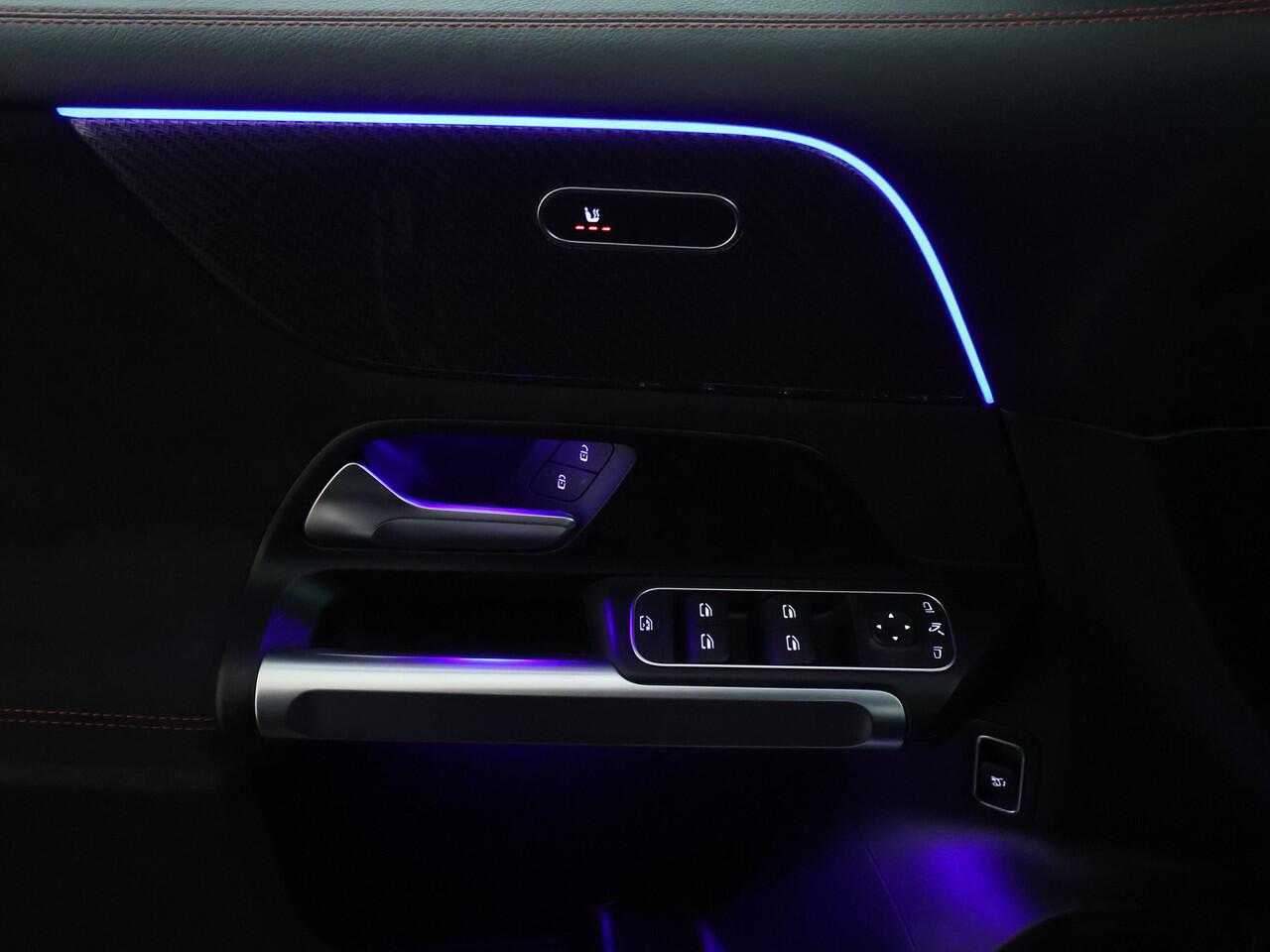 Mercedes-Benz GLB-Klasse 200 AMG Nightpakket 7 Persoons | Trekhaak | Sfeerverlichting | Keyless Go | Stoelverwarming | Parkeerpakket met Camera | Inclusief 24 maanden Mercedes-Benz Certified garantie voor Europa.