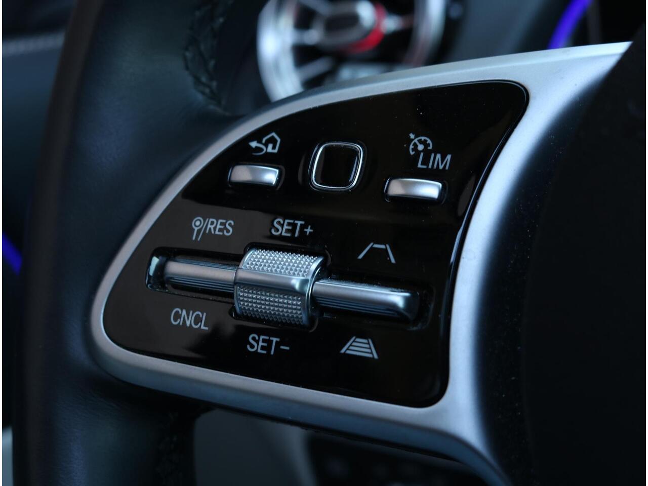 Mercedes-Benz GLB-Klasse 250 4MATIC | Panoramadak | Distronic | Trekhaak Mercedes-Benz GLB 250 4MATIC | Panoramadak | ACC | Trekhaak