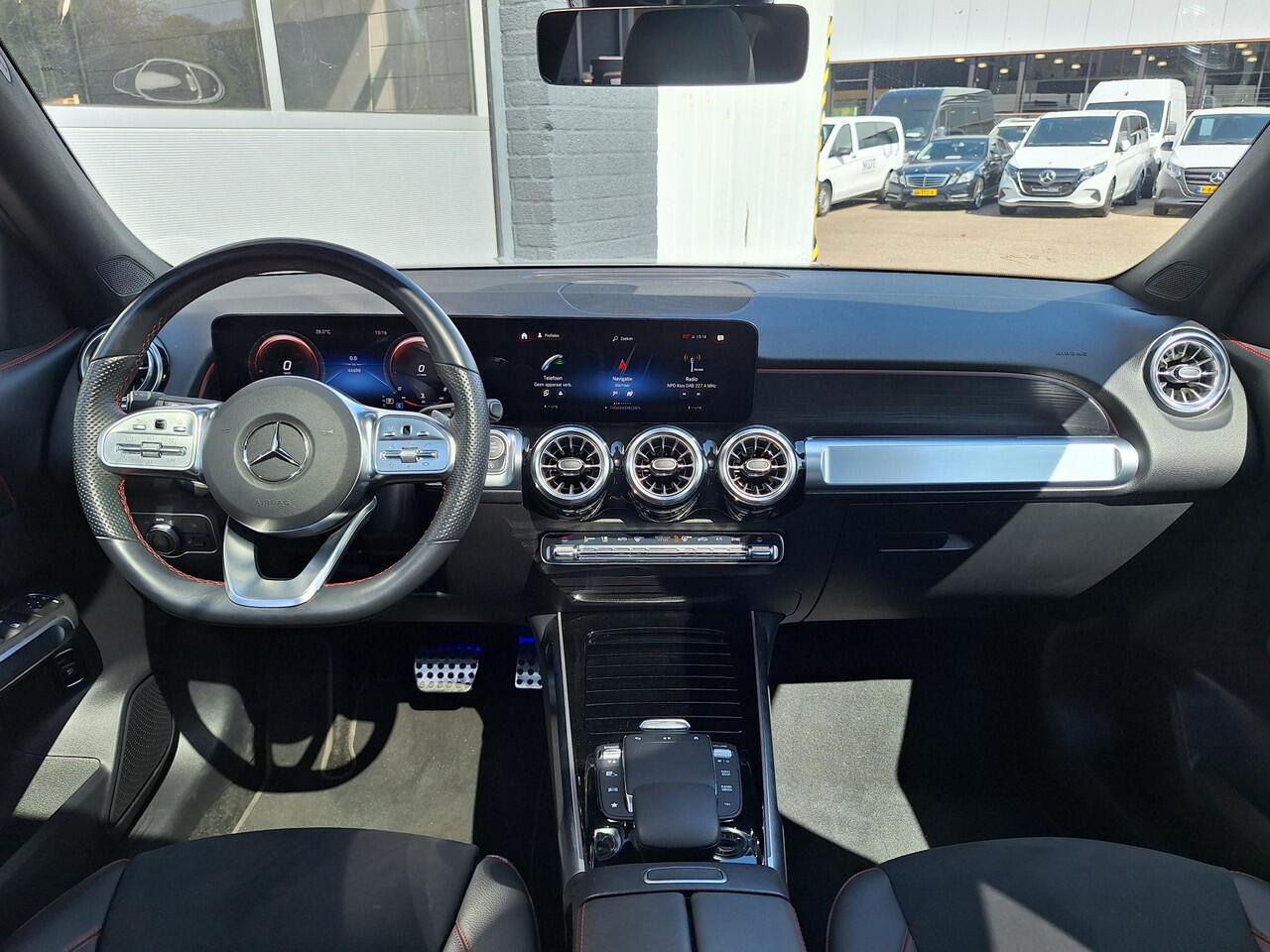 Mercedes-Benz GLB-Klasse 180 AMG Line | Panoramadak | Night Pakket | Onderstel met Adaptief Verstelbare Demping | Alarm | Apple CarPlay | Android Auto | Sfeerverlichting | Stoelverwarming | Achteruitrijcamera