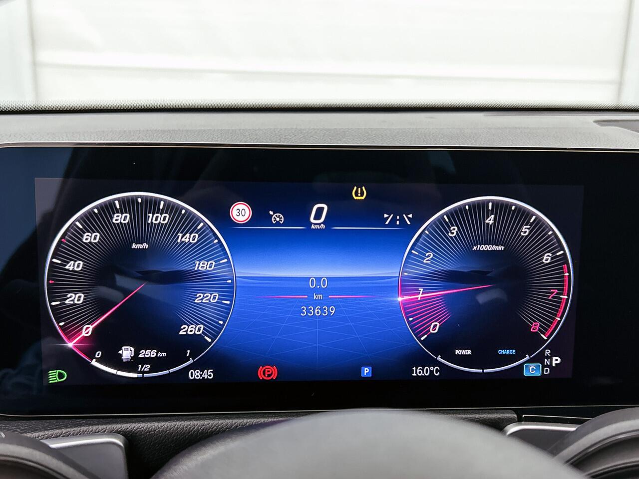 Mercedes-Benz GLB-Klasse 180 AMG 7-persoons | Trekhaak af fabriek | Nightpakket | Keyless-Go comfortpakket | Parkeerpakket met achteruitrijcamera | USB-pakket plus | GUARD 360 ° Vehicle protection Plus | EASY PACK achterklep |