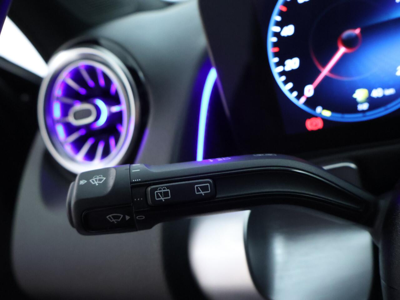 Mercedes-Benz GLB-Klasse 200 AMG Nightpakket 7 Persoons | Trekhaak | Sfeerverlichting | Keyless Go | Stoelverwarming | Parkeerpakket met Camera | Inclusief 24 maanden Mercedes-Benz Certified garantie voor Europa.