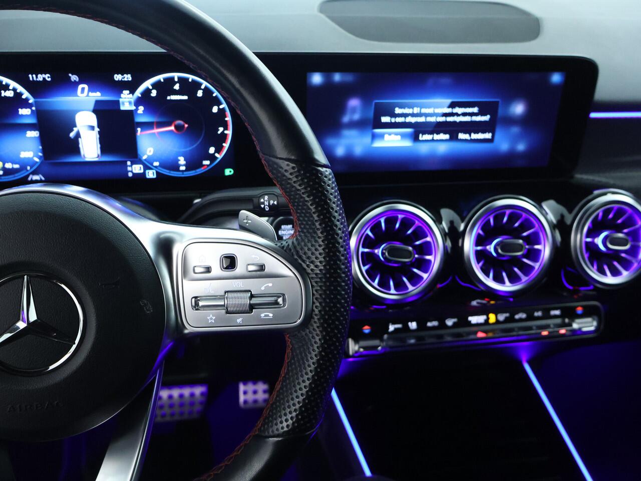 Mercedes-Benz GLB-Klasse 200 AMG Nightpakket 7 Persoons | Trekhaak | Sfeerverlichting | Keyless Go | Stoelverwarming | Parkeerpakket met Camera | Inclusief 24 maanden Mercedes-Benz Certified garantie voor Europa.