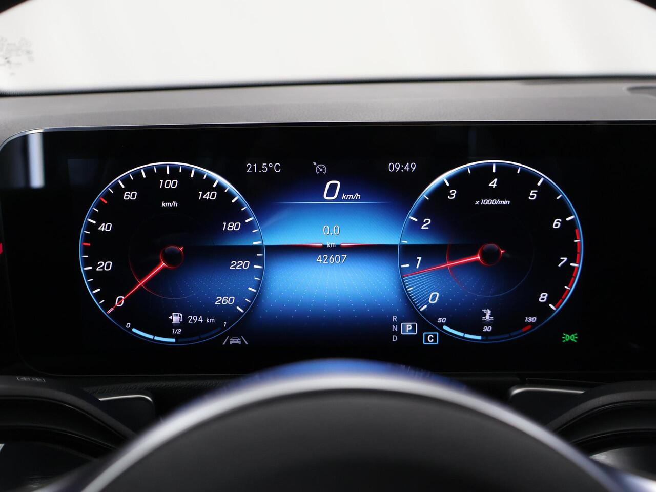 Mercedes-Benz GLB-Klasse 200 Premium Plus | AMG | Multibeam | 19" lichtmetalen velgen | Widescreen | Stoelverwarming |