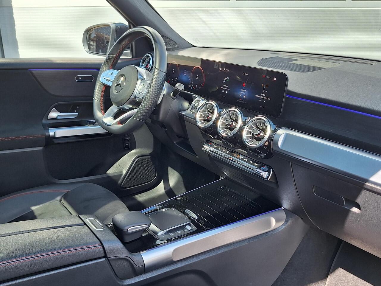 Mercedes-Benz GLB-Klasse 180 AMG Line | Panoramadak | Night Pakket | Onderstel met Adaptief Verstelbare Demping | Alarm | Apple CarPlay | Android Auto | Sfeerverlichting | Stoelverwarming | Achteruitrijcamera