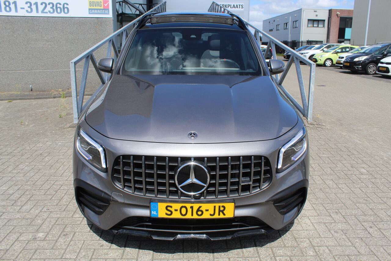 Mercedes-Benz GLB-Klasse AMG 35 4MATIC Panoramadak/Night pakket/Sfeerverlichting/Navigatie/Keyless/Cruise control/Climate control/Elektrisch verstelbare stoelen met memory/Stoelverwarming/Dodehoek detectie/Achteruitrijcamera/Parkeersensoren rondom/Elektrische achterk