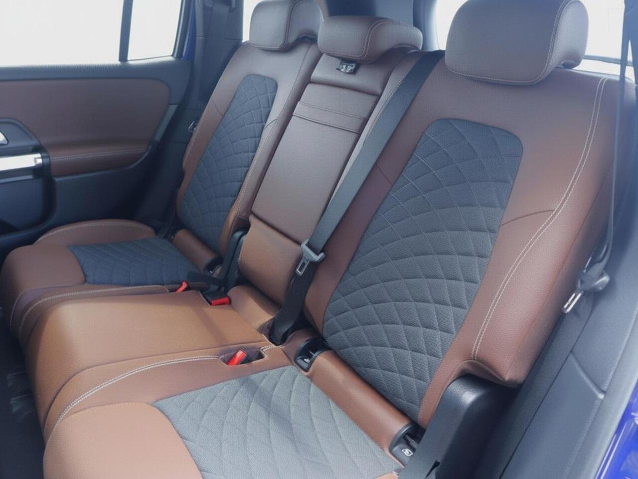 Mercedes-Benz GLB-Klasse 200 | Trekhaak | Clima | Cruise | Navi Full Map | Dealer onderhouden | Stof/Leder | LED | Comfortstoel+Verwarming | PDC V+A+Cam |