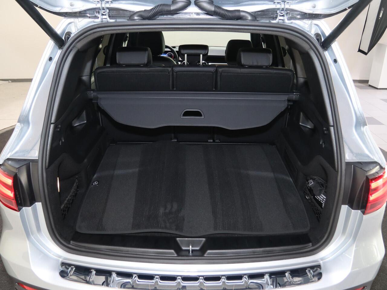 Mercedes-Benz GLB-Klasse 180 Business Solution AMG | AMG Line Plus pakket | Panoramaschuifdak | Winterpakket | Trekhaak | 20" AMG velgen |