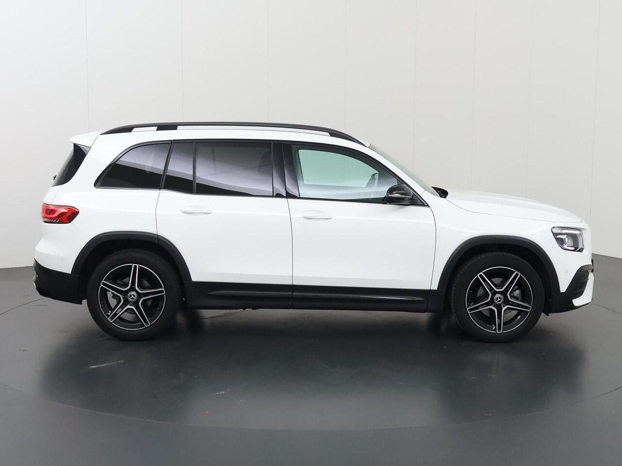 Mercedes-Benz GLB-Klasse 180 AMG Line | Night | Widescreen | Stoelverwarming | Achteruitrijcamera | Sfeerverlichting