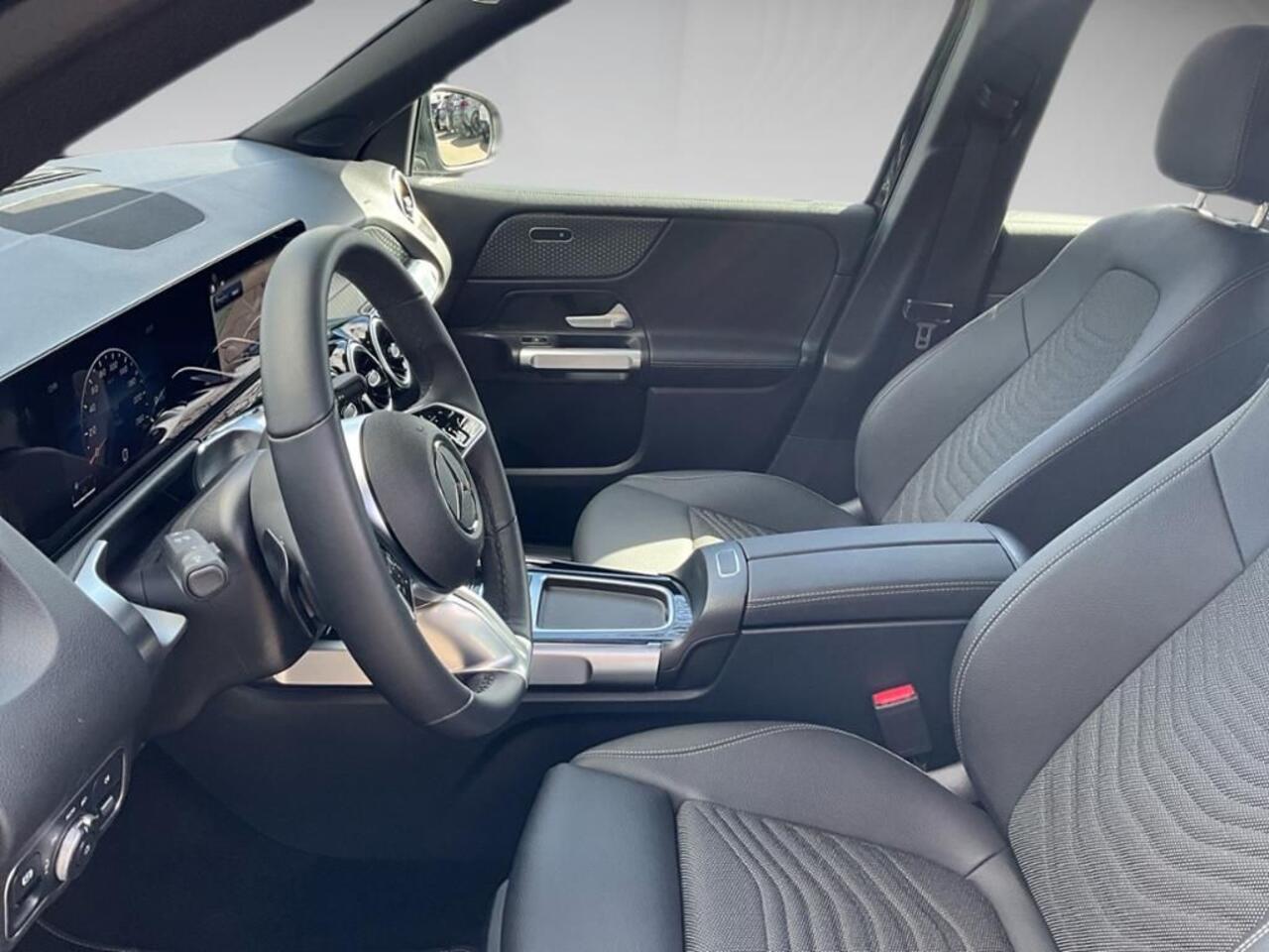 Mercedes-Benz GLB-Klasse 200 Edition 163 PK Automaat Distronic Camera LED Stoelverwarming 18 Inch MBUX Navigatie Premium