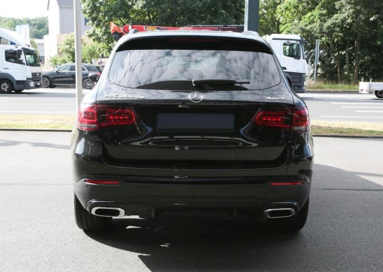 Mercedes-Benz GLC-KLASSE 300de 4MATIC AMG Line Night Pakket Treeplanken Trekhaak 19 Inch LED Navi